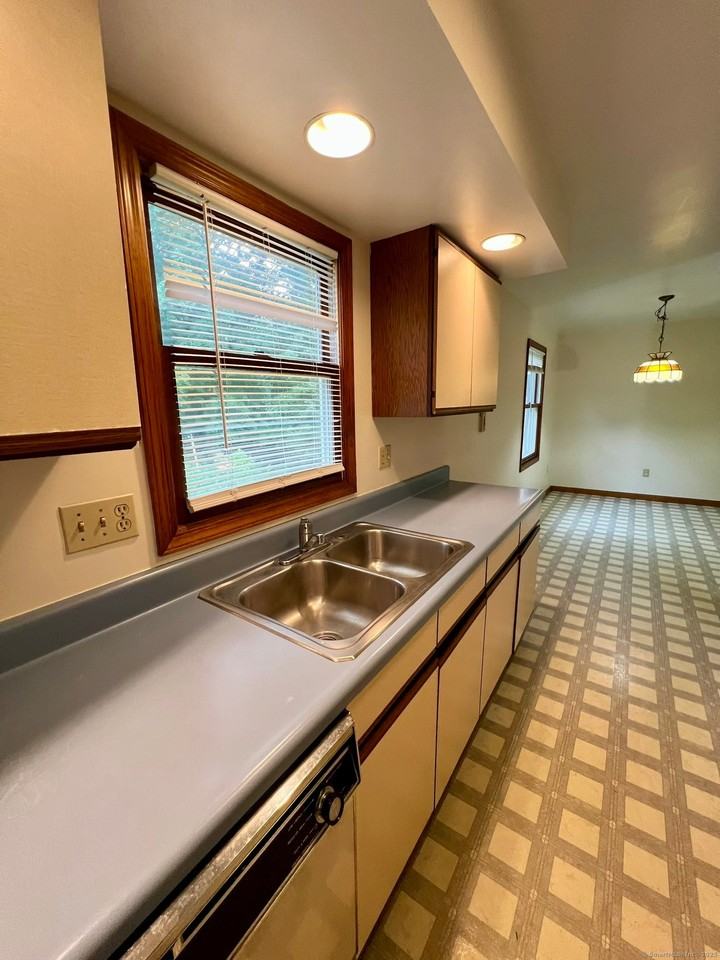 7 Golden Hill St - Photo 7 of 31