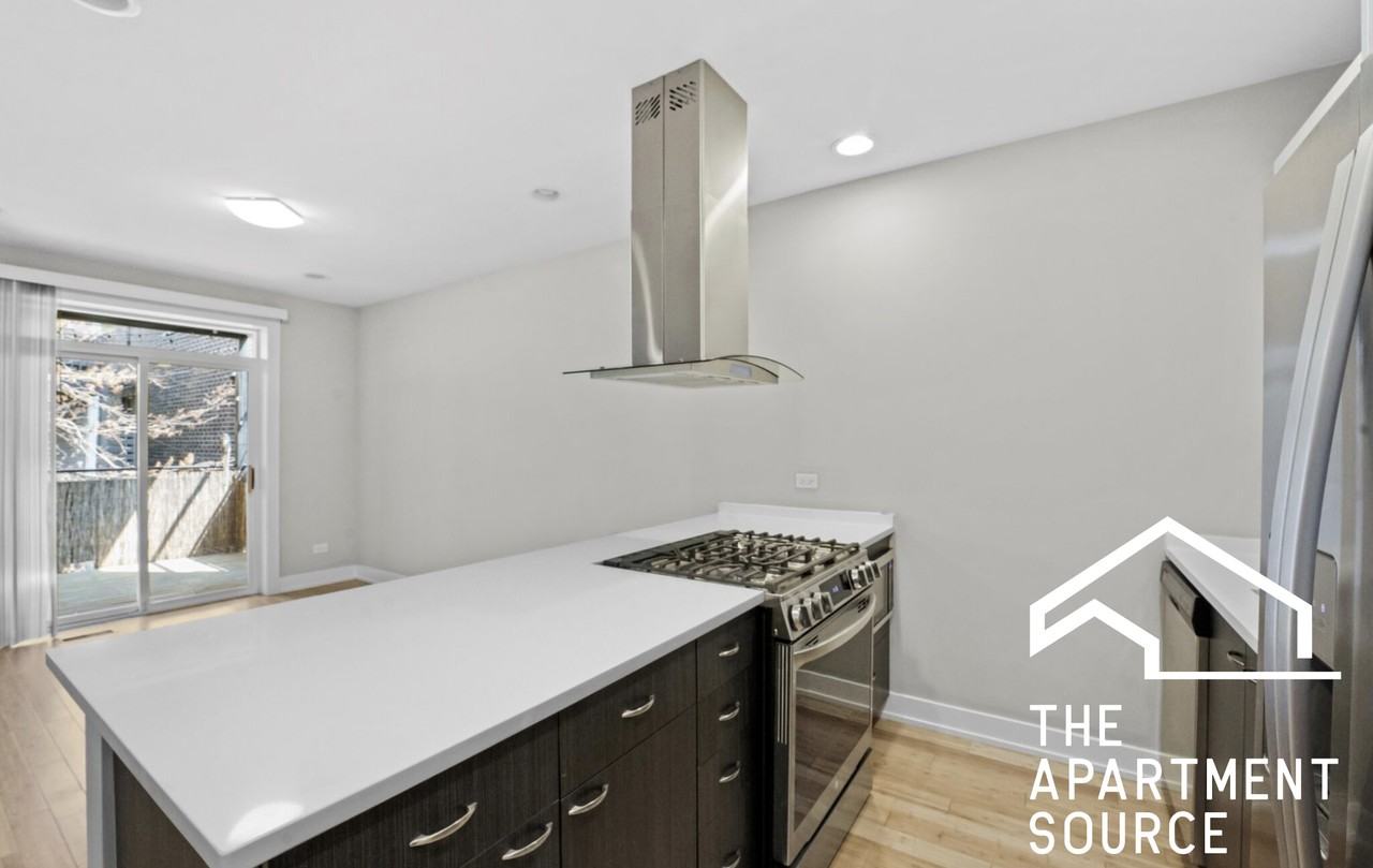 1337 W Walton St #1R - Photo 3 of 17