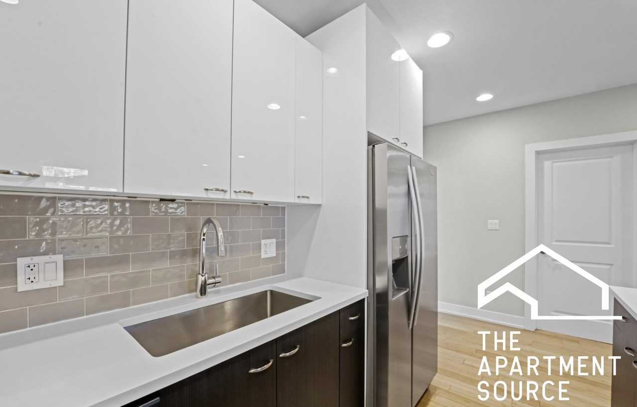 1337 W Walton St #1R - Photo 4 of 17