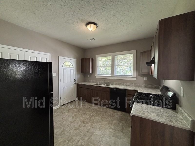 1101 Parker St - Photo 3 of 9