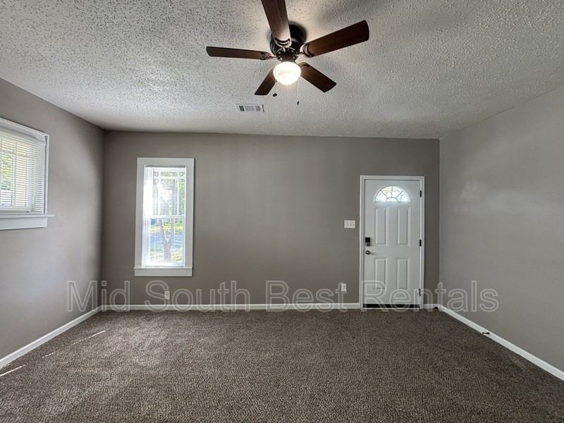 1101 Parker St - Photo 4 of 9