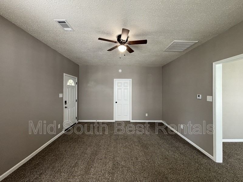 1101 Parker St - Photo 5 of 9