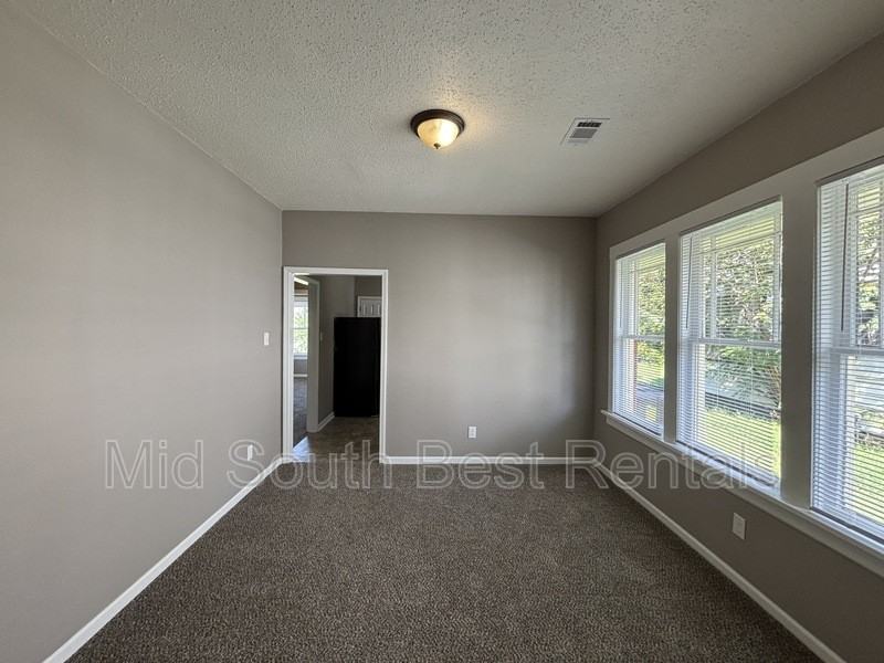 1101 Parker St - Photo 7 of 9