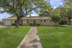 featured image of 465 Cranbrook Dr