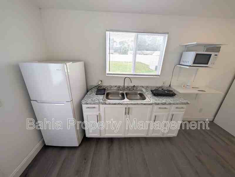 1002 Kirkland Dr #B - Photo 3 of 10