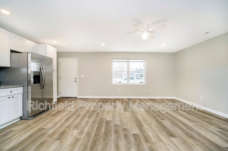 2203 Sheldon St - Photo 3 of 29