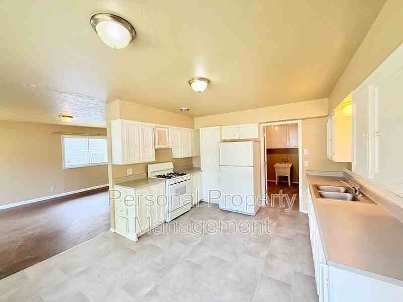 1104 G St - Photo 3 of 14