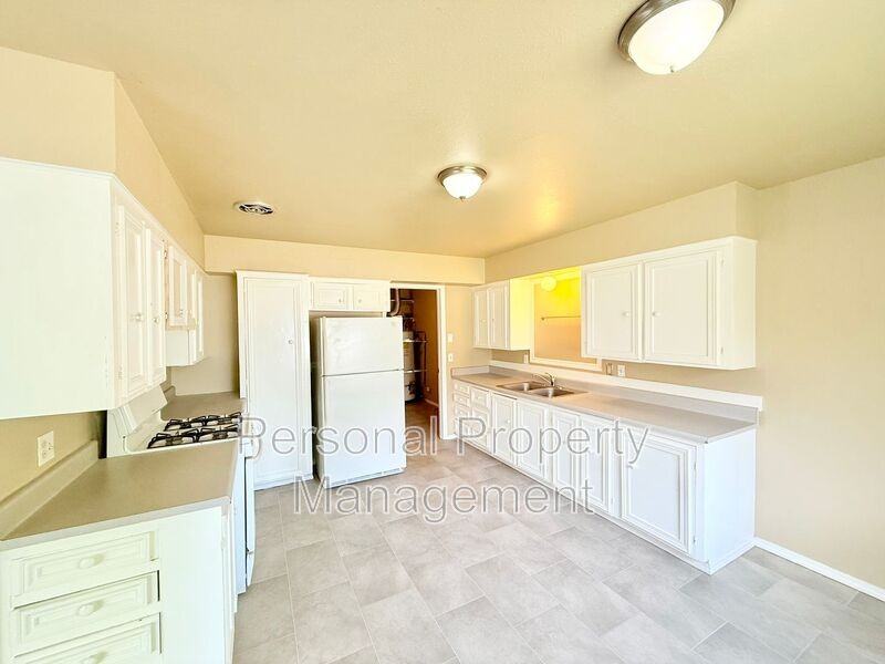 1104 G St - Photo 4 of 14