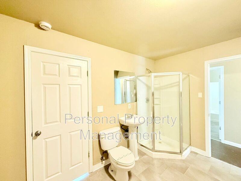 1104 G St - Photo 6 of 14