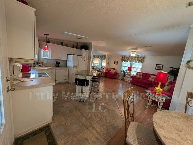 10045 Wellington Ave - Photo 3 of 16