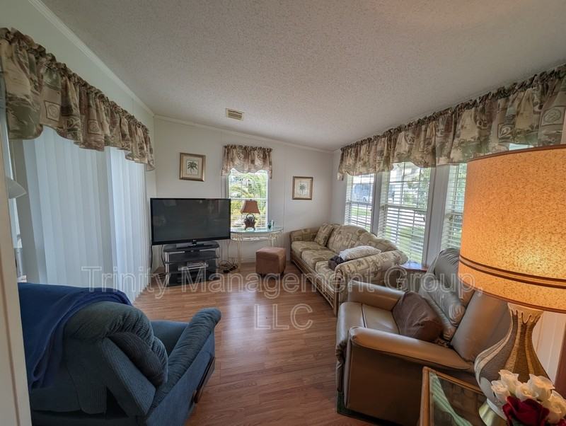 10045 Wellington Ave - Photo 5 of 16