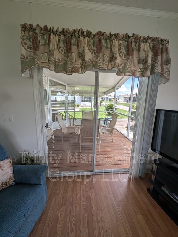 10045 Wellington Ave - Photo 7 of 16