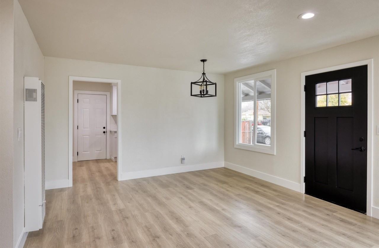 577 Capistrano Dr - Photo 2 of 17