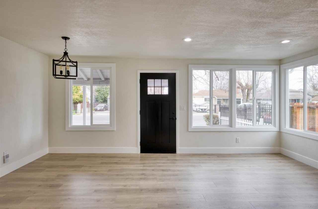 577 Capistrano Dr - Photo 3 of 17