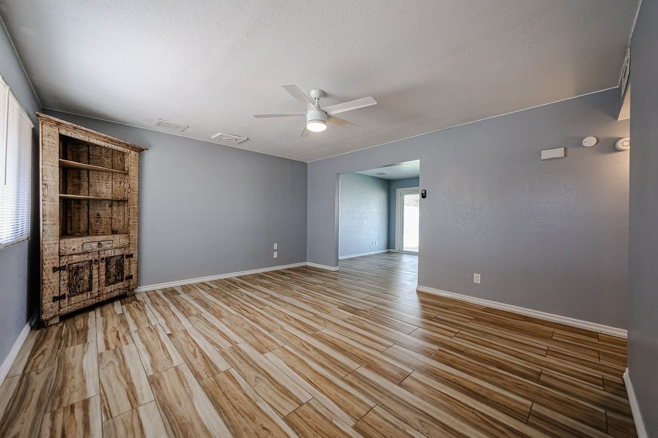 15851 N 23rd St - Photo 5 of 29