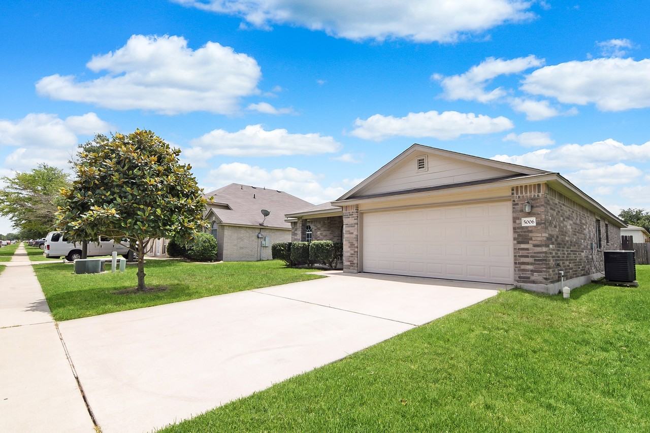 5006 Sydney Harbour Court - Photo 2 of 19