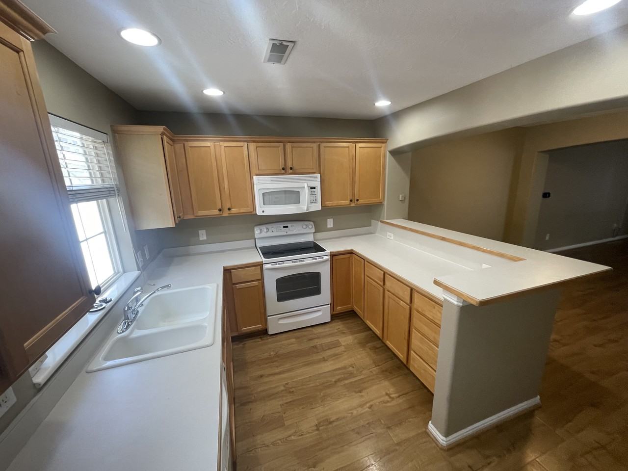 208 E Rockey Park Ln - Photo 5 of 18
