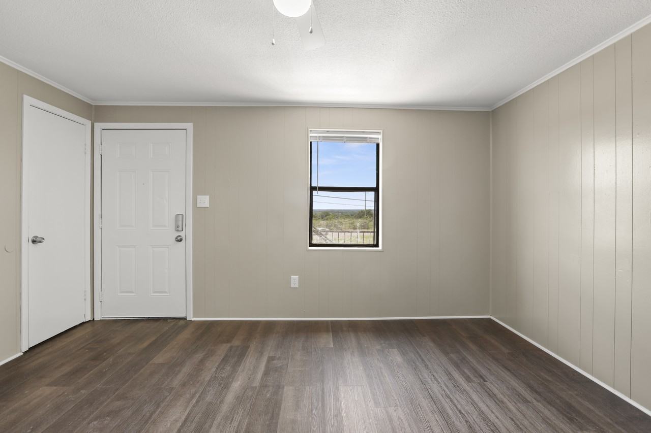 1702 Mineral Wells Hwy - Photo 2 of 10