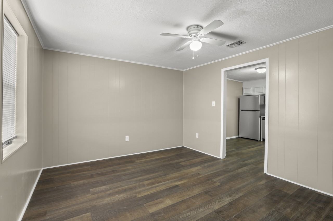 1702 Mineral Wells Hwy - Photo 3 of 10