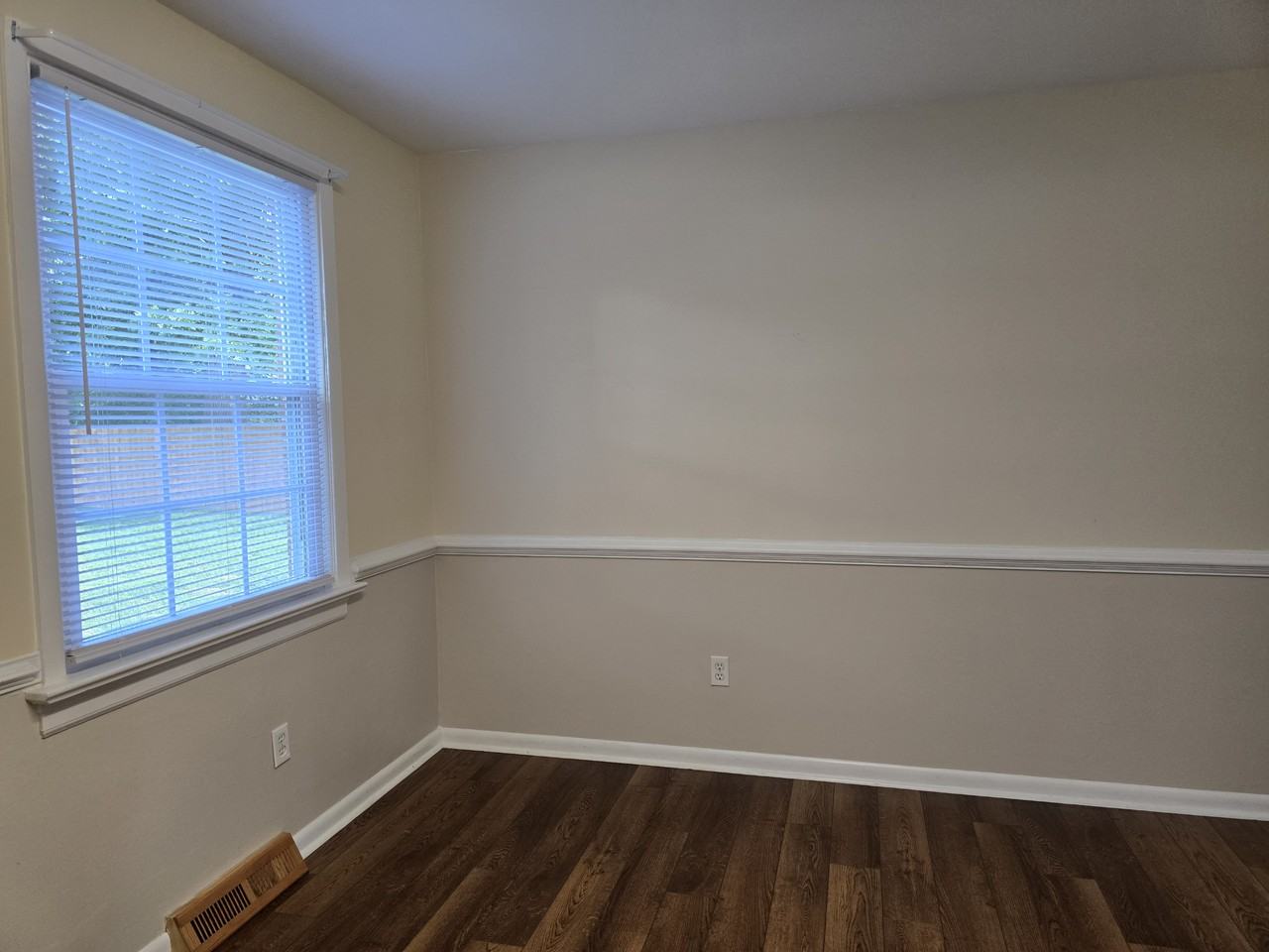 7998 Wynbrook Ln - Photo 3 of 41