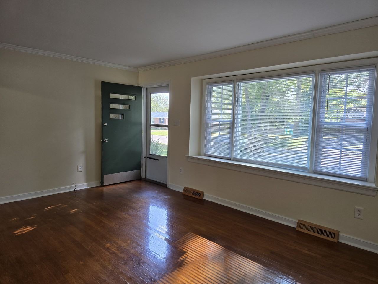7998 Wynbrook Ln - Photo 4 of 41