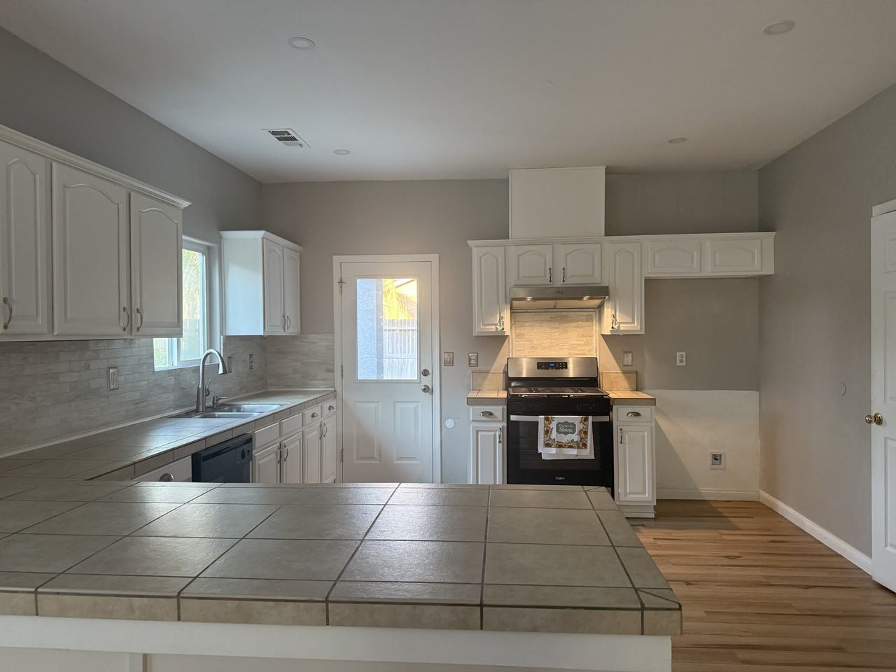 1160 Hamlin Way #NA - Photo 2 of 8