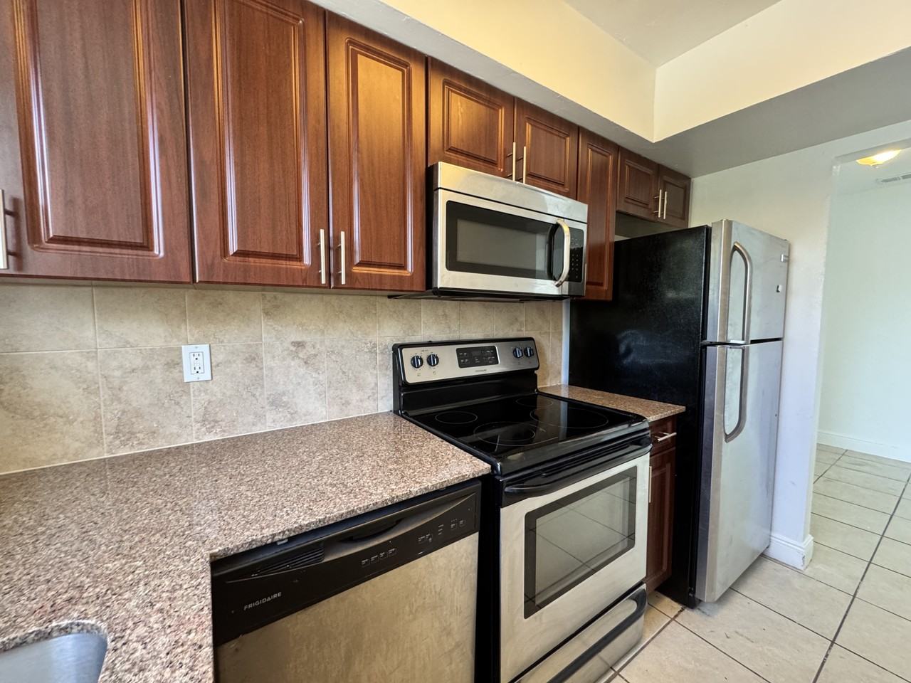 425 Ne 7th Ave #5 - Photo 5 of 12
