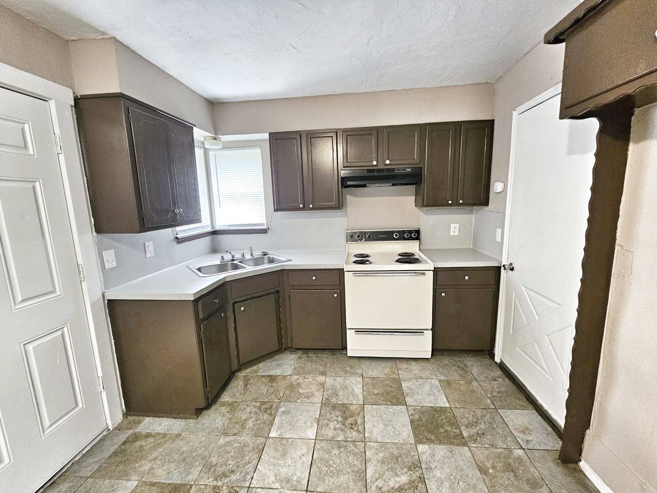 308 Nw 86th St - Photo 3 of 11