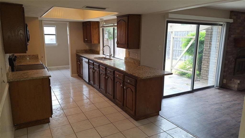 829 Acadia Dr - Photo 2 of 9