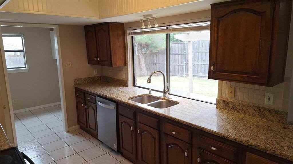 829 Acadia Dr - Photo 6 of 9