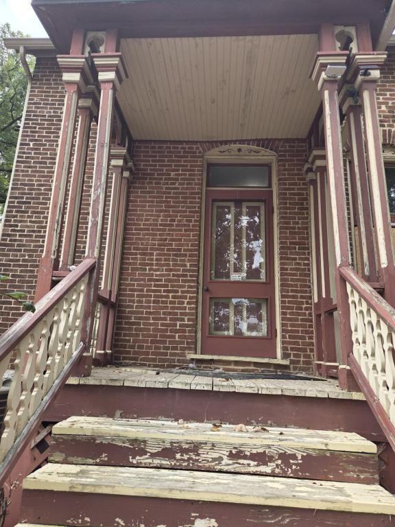 435 E Walnut St - Photo 2 of 10