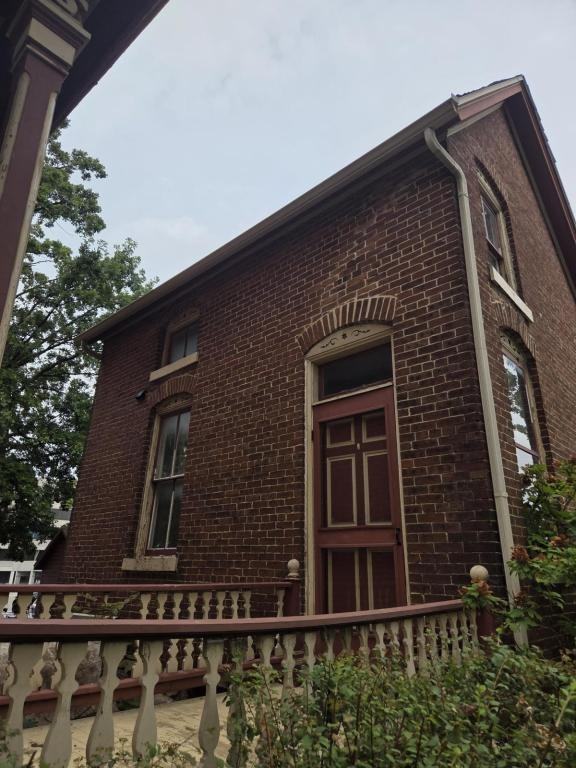 435 E Walnut St - Photo 3 of 10