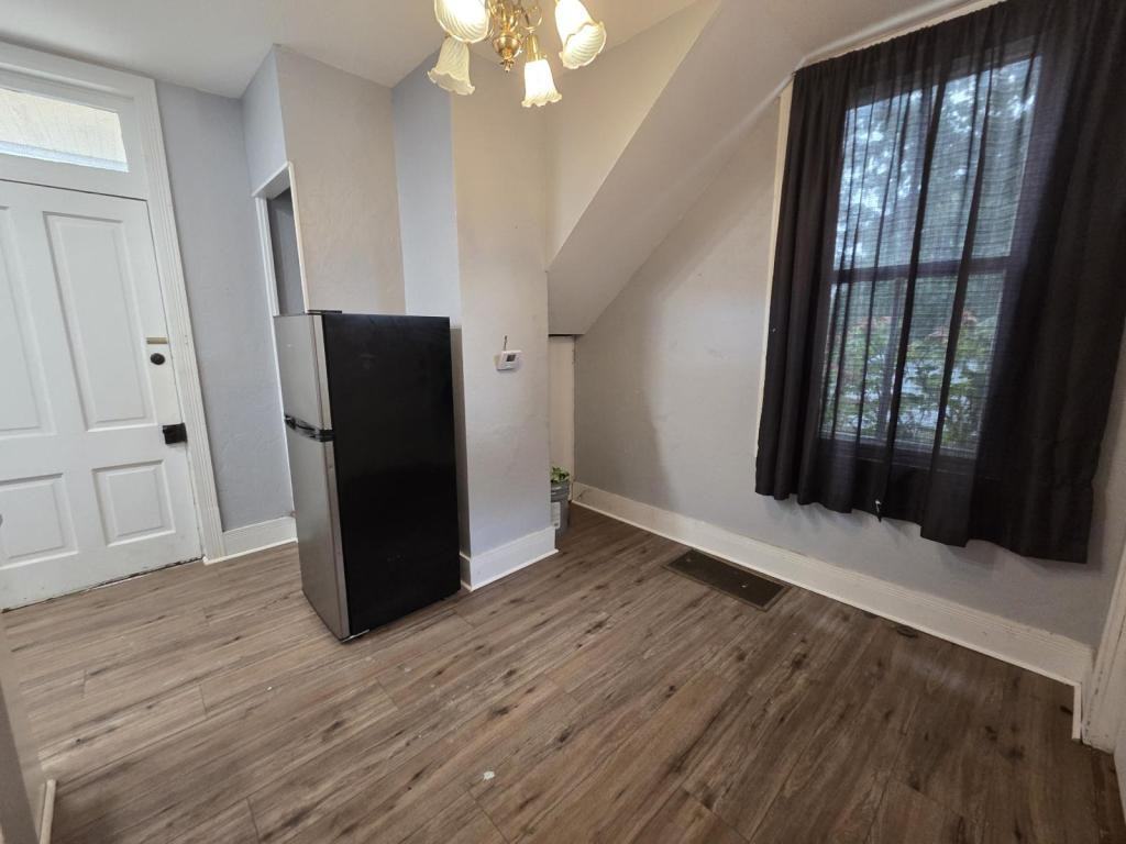 435 E Walnut St - Photo 4 of 10
