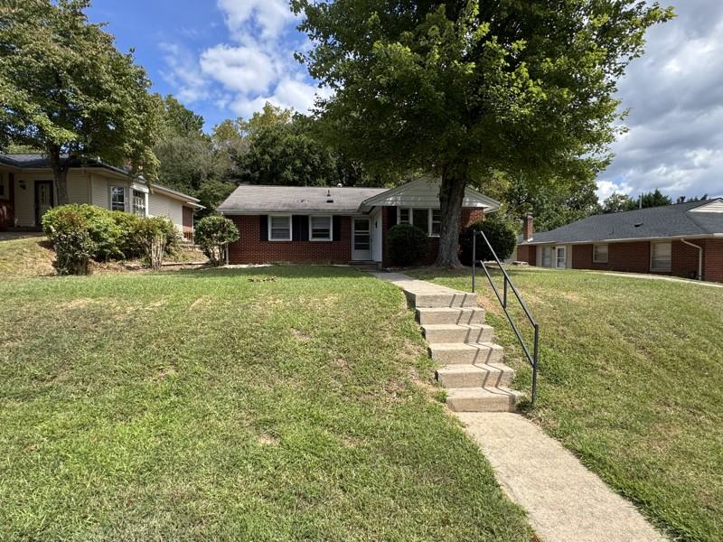 405 Hampton Dr - Photo 2 of 12