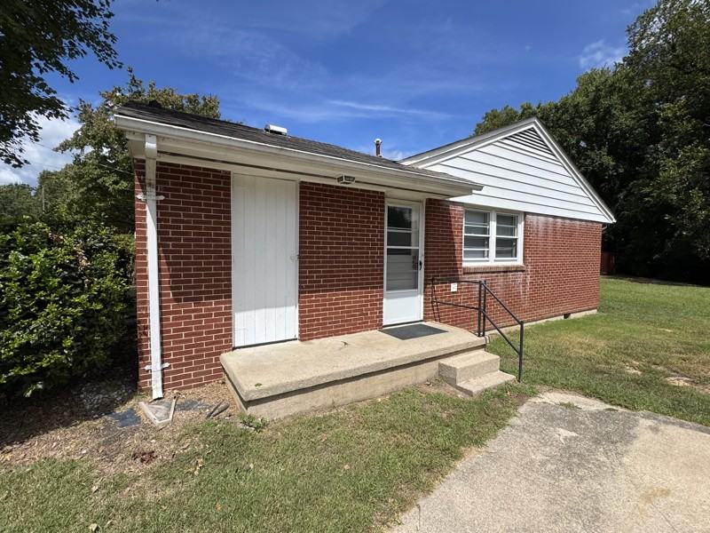 405 Hampton Dr - Photo 3 of 12