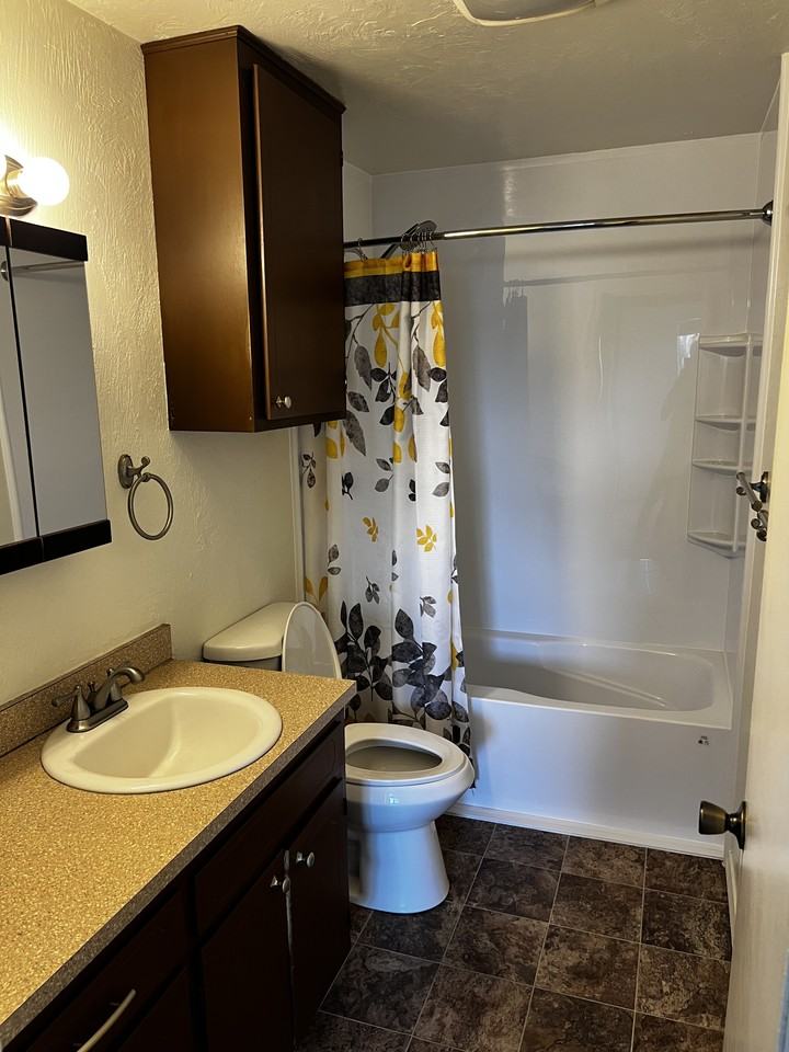 227 25th Avenue Southeast #NA - Photo 5 of 6