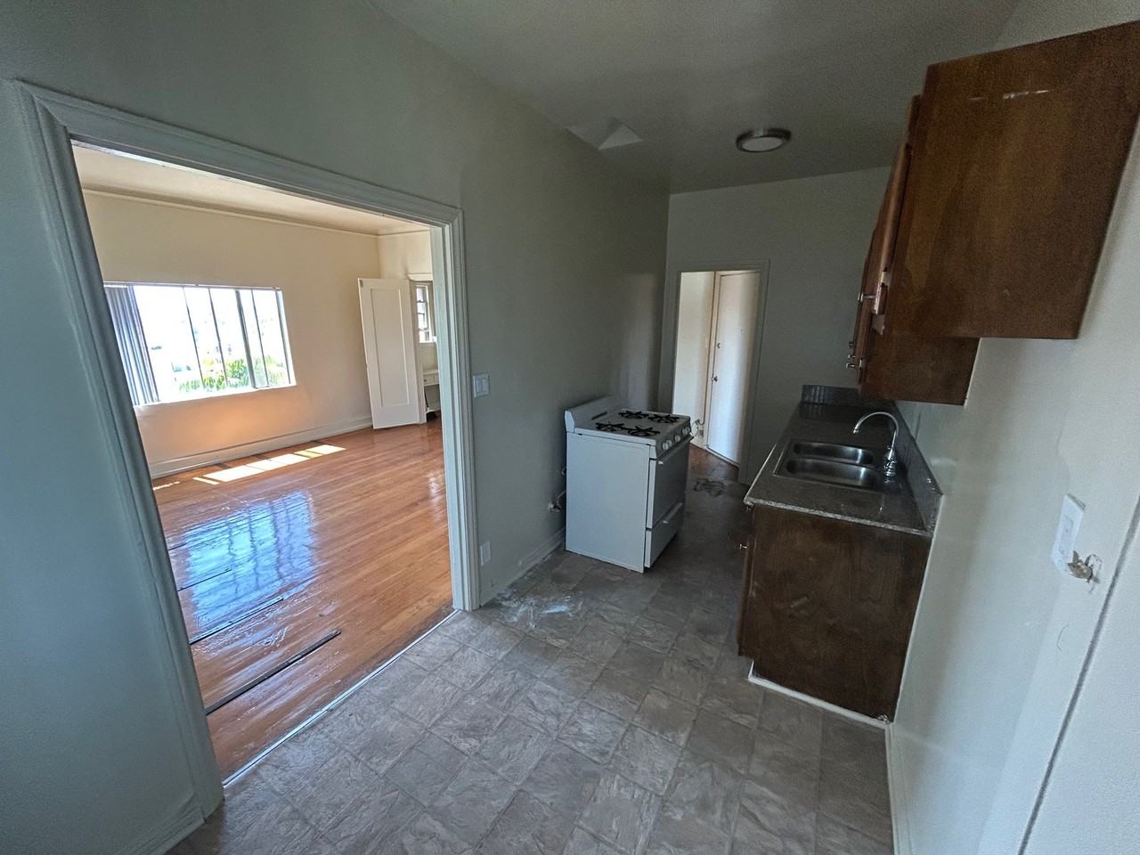 318 N Mariposa Ave #105 - Photo 4 of 11