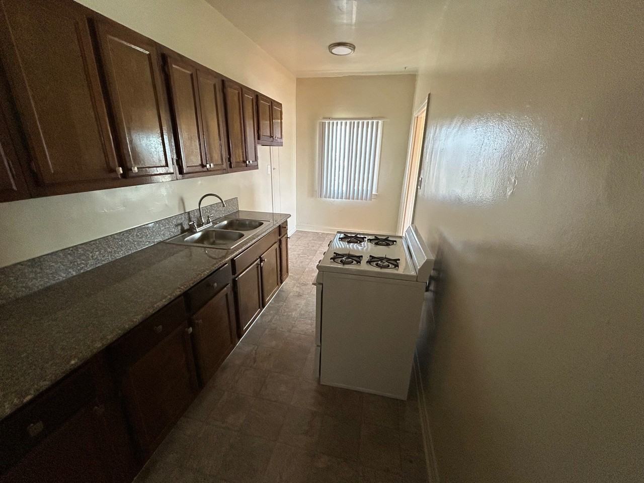 318 N Mariposa Ave #105 - Photo 5 of 11