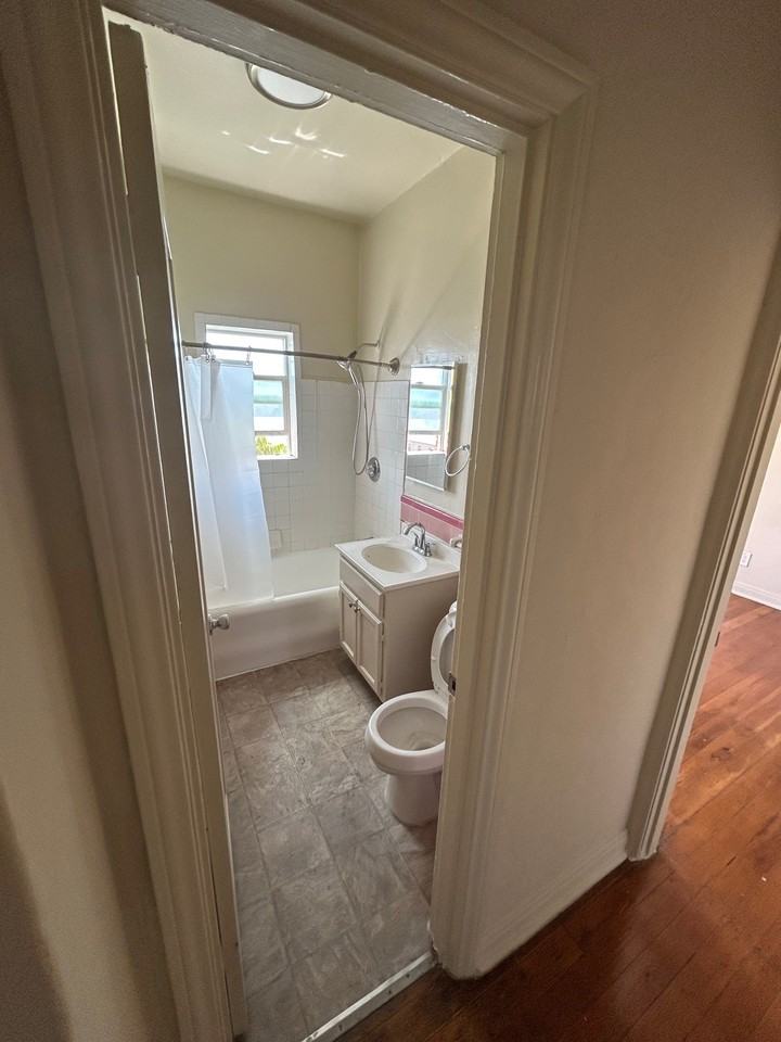 318 N Mariposa Ave #105 - Photo 7 of 11