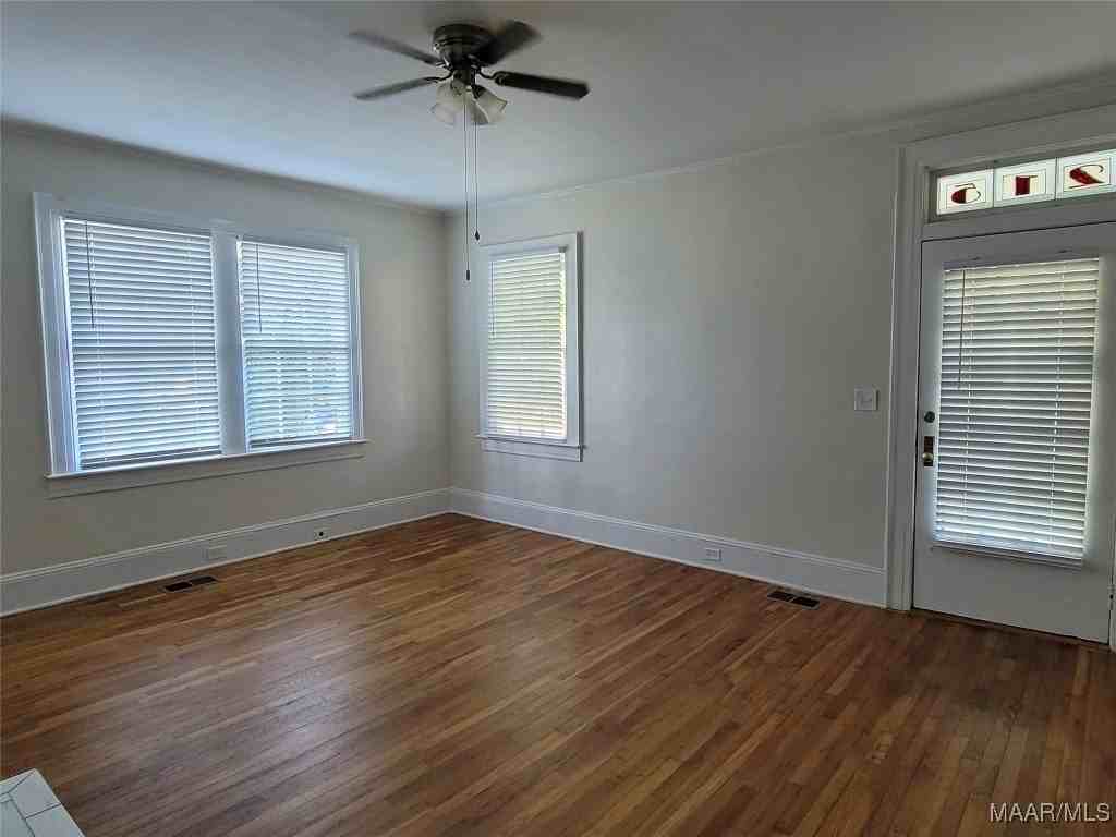 215 N Lewis St - Photo 4 of 37