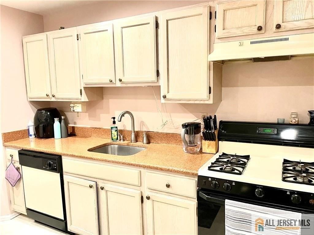 816 Plymouth Rd - Photo 5 of 17