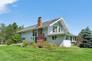 featured image of 18 Quogo Neck Ln