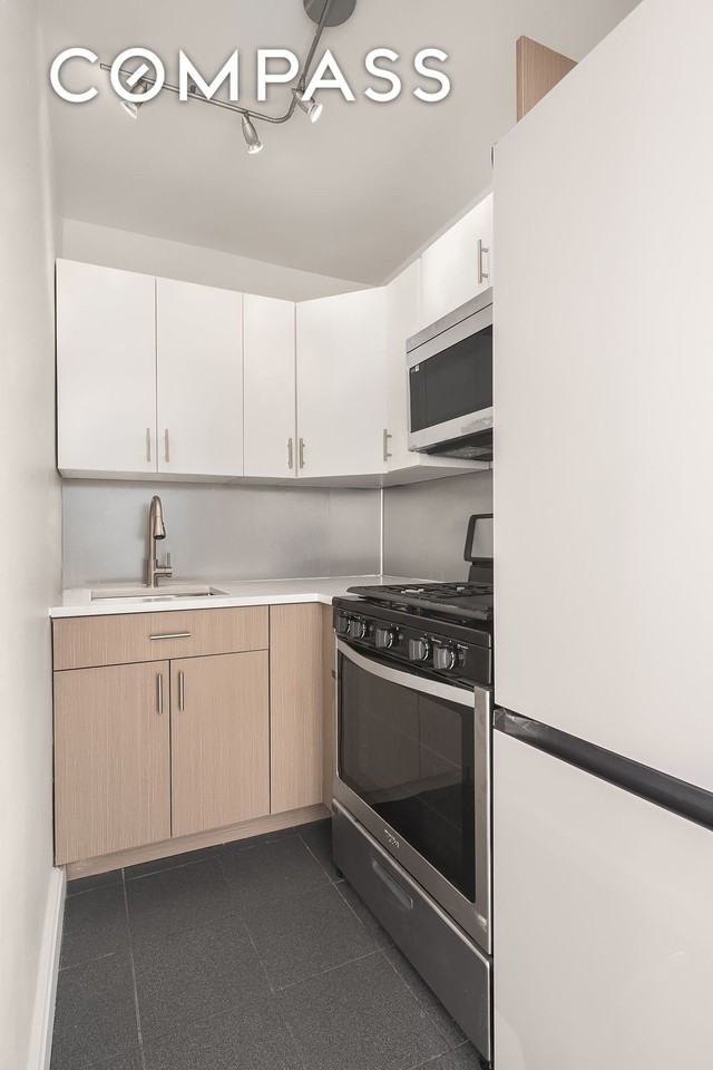 430 W 34th St #7A - Photo 3 of 7