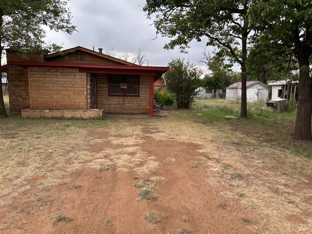 1504 11th St - Photo 2 of 11