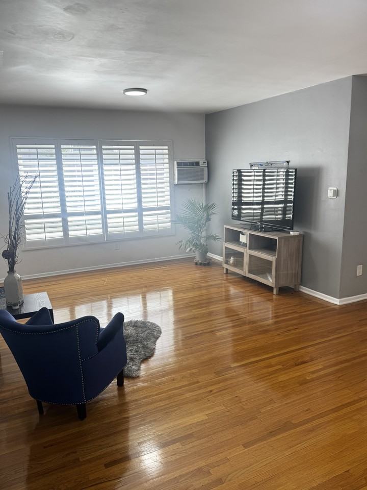 103 N Hayworth Ave #3 - Photo 3 of 12