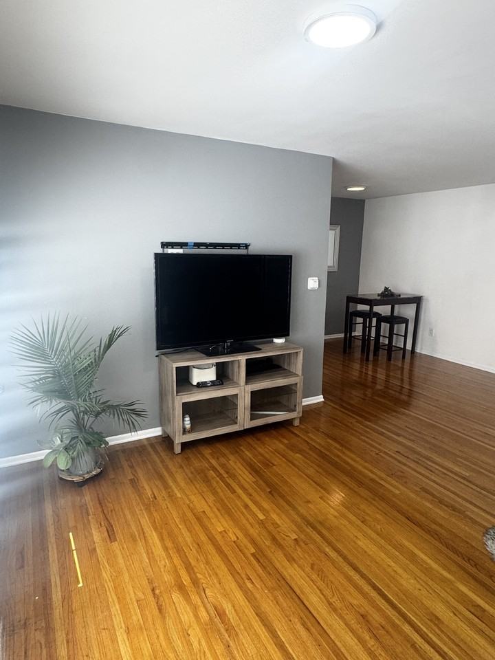 103 N Hayworth Ave #3 - Photo 4 of 12
