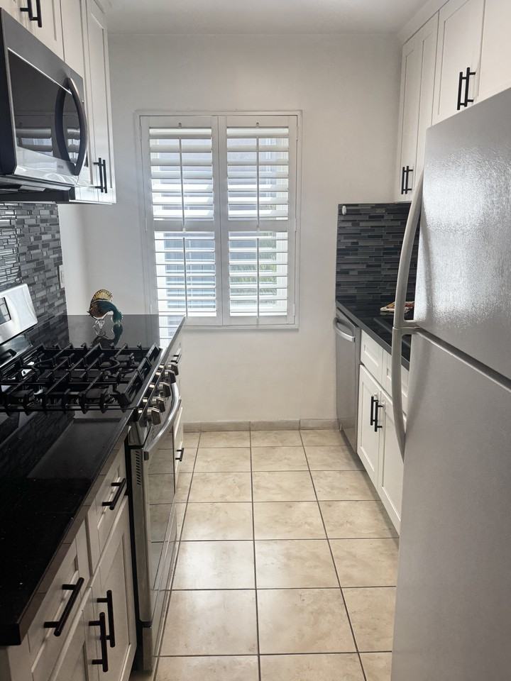 103 N Hayworth Ave #3 - Photo 6 of 12