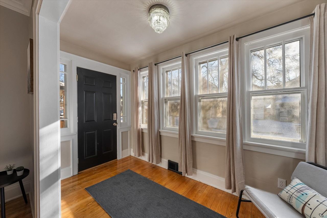 340 E Clarence St #NA - Photo 4 of 36