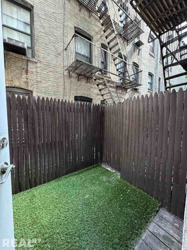 E 13th St #2C - Photo 4 of 6