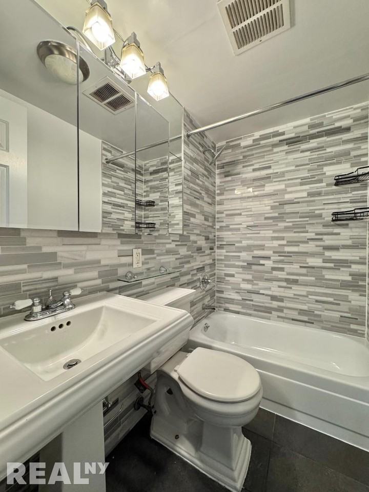 E 13th St #2C - Photo 5 of 6